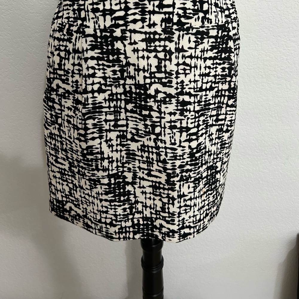 Kenneth Cole New York Polyester Black and white skirt with pockets.